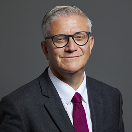 1:1 portrait of Andrew Rosindell