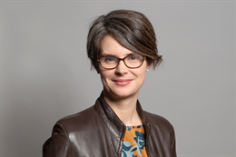 3:2 portrait of Chloe Smith