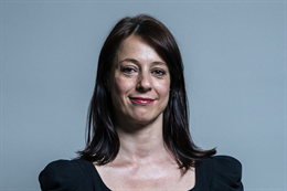 3:2 portrait of Gloria De Piero