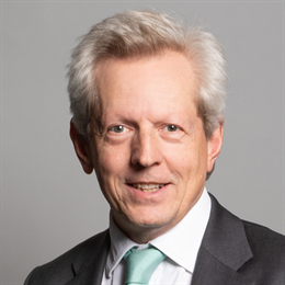 1:1 portrait of Richard Graham