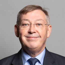 1:1 portrait of Ian Mearns