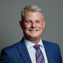 1:1 portrait of Stuart Andrew