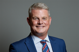 3:2 portrait of Stuart Andrew
