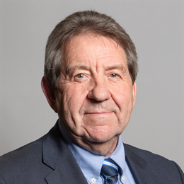 1:1 portrait of Gordon Henderson
