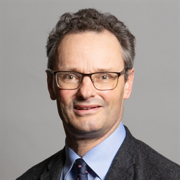 1:1 portrait of Peter Aldous