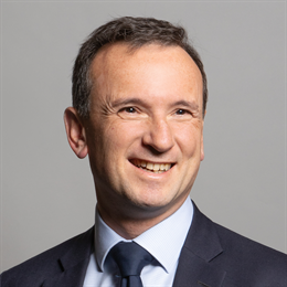 1:1 portrait of Alun Cairns