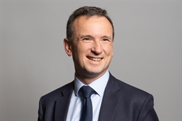 3:2 portrait of Alun Cairns