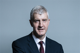 3:2 portrait of Derek Twigg