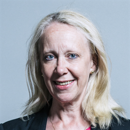 1:1 portrait of Liz McInnes