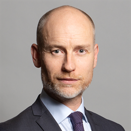 1:1 portrait of Stephen Kinnock