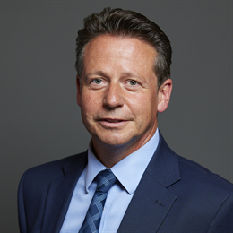 1:1 portrait of Nigel Huddleston