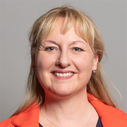 1:1 portrait of Dr Lisa Cameron