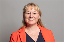 3:2 portrait of Dr Lisa Cameron