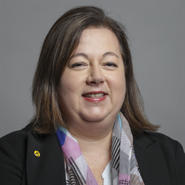 1:1 portrait of Kirsten Oswald