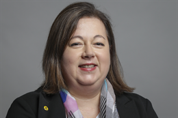 3:2 portrait of Kirsten Oswald