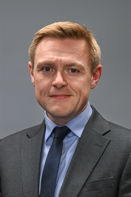 3:2 portrait of Will Quince