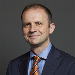 1:1 portrait of Stephen Gethins