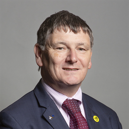 1:1 portrait of Peter Grant