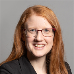 1:1 portrait of Holly Lynch