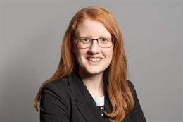 3:2 portrait of Holly Lynch