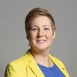 1:1 portrait of Hannah Bardell