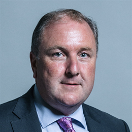 1:1 portrait of Simon Hoare