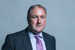3:2 portrait of Simon Hoare