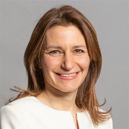 1:1 portrait of Lucy Frazer
