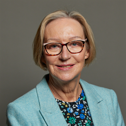 1:1 portrait of Gill Furniss