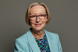 3:2 portrait of Gill Furniss