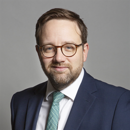 1:1 portrait of Chris Elmore