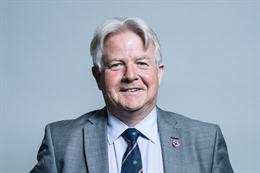 3:2 portrait of Bill Grant