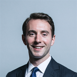 1:1 portrait of Luke Graham