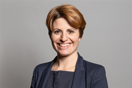3:2 portrait of Emma Hardy