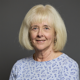 1:1 portrait of Ruth Jones