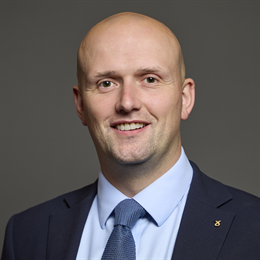1:1 portrait of Stephen Flynn
