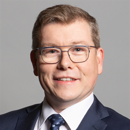 1:1 portrait of Peter Gibson
