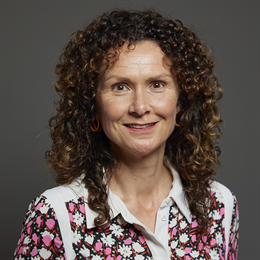 1:1 portrait of Wendy Chamberlain