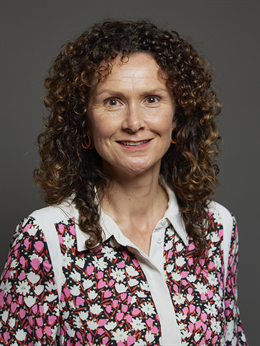 3:4 portrait of Wendy Chamberlain