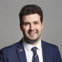 1:1 portrait of Elliot Colburn