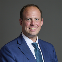 1:1 portrait of Greg Smith