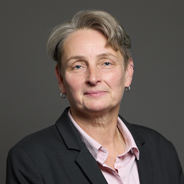 1:1 portrait of Kate Osborne