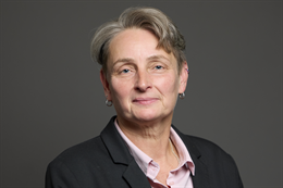 3:2 portrait of Kate Osborne