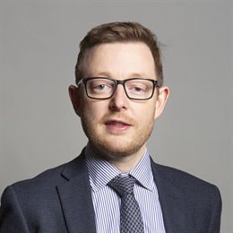 1:1 portrait of Duncan Baker
