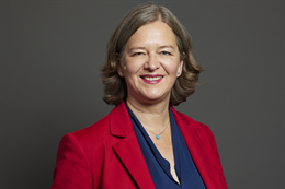 3:2 portrait of Fleur Anderson