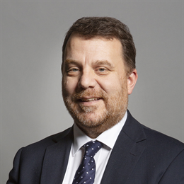 1:1 portrait of Andy Carter