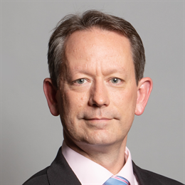 1:1 portrait of Gareth Bacon