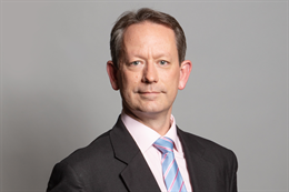 3:2 portrait of Gareth Bacon
