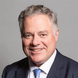 1:1 portrait of Simon Baynes