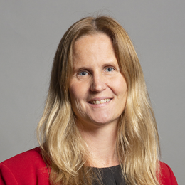 1:1 portrait of Beth Winter